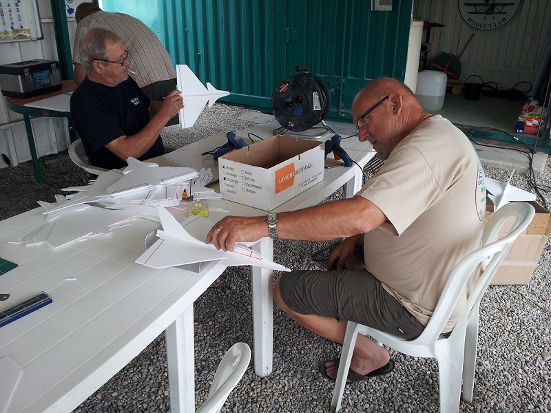 assemblage à la colle chaude et équilibrage des jets +essais en vol