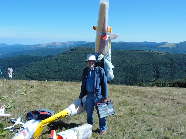 arrivée au sommet voilà à quoi ressemble un planeuriste passionné +ou- 15 kg sur le dos