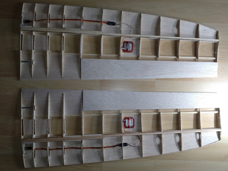 Servos d'ailerons en place