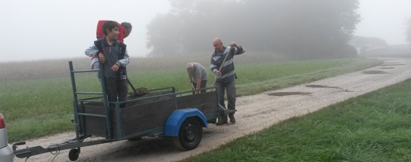 les cantonniers dans la brume matinale.jpg