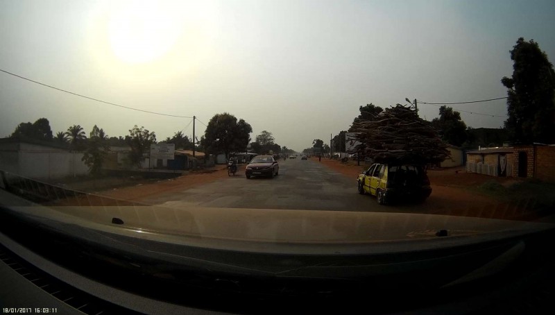 Petit chargement de bois. On distingue mal le poulet qui pend, suspendu par les pattes, au rétro extérieur côté conducteur...