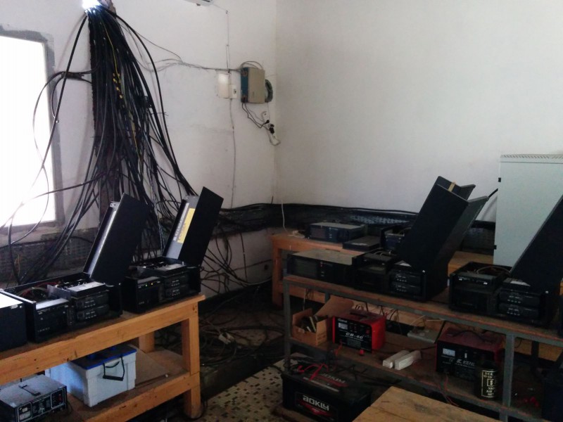 salle radio de la station relais, sur le point haut à l'est de Bangui
