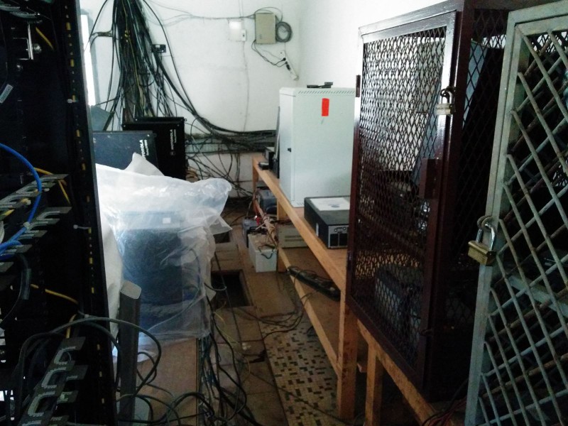 salle radio de la station relais, sur le point haut à l'est de Bangui