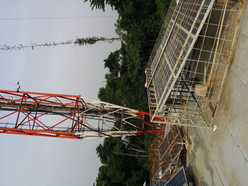 A l'avant plan, mes panneaux solaires. L'EDF local n'est pas des plus fiables...