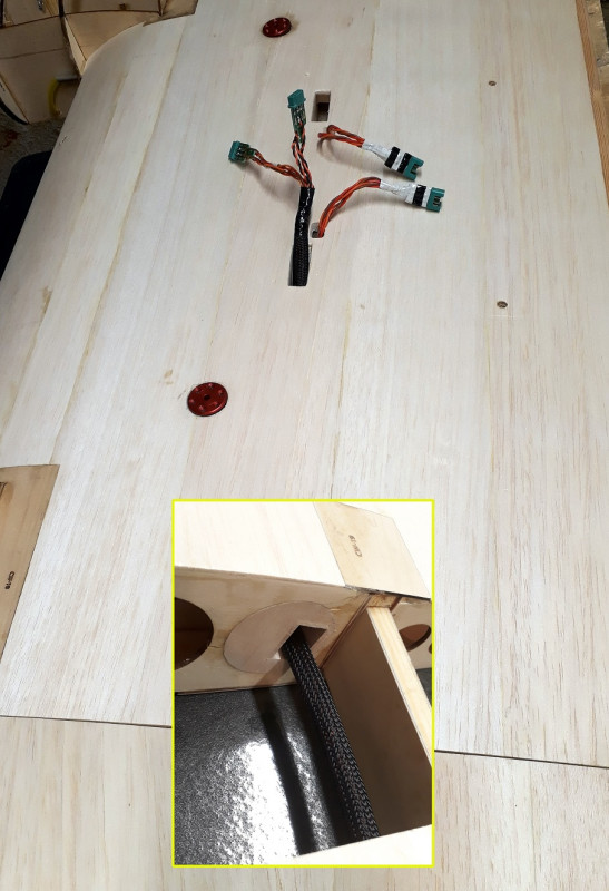 petite astuce, le faisceau électrique de l'aile gauche rentre dans un "tunnel" pour le faire ressortir dans le fuselage, connections en moins...