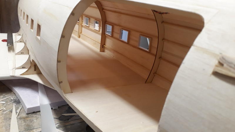 Ouverture dans le fuselage pour la porte cargo... ma tête passe en entier!!